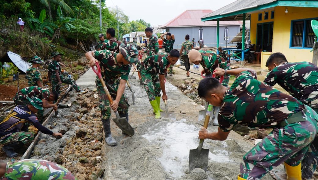 Semangat Gotong Royong Warnai Pembangunan Rabat Beton TMMD Ke-129 di Desa Polewali