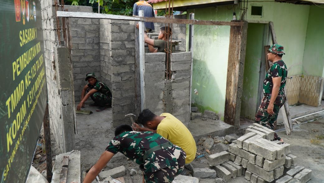 Pengecoran Tiang MCK Masjid Quba Jadi Tahap Penting Sasaran TMMD Ke-129