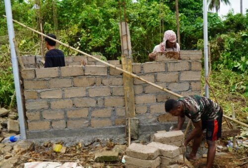 Pemasangan Batako Dinding MCK Masjid Polewali Terus Digenjot Satgas TMMD