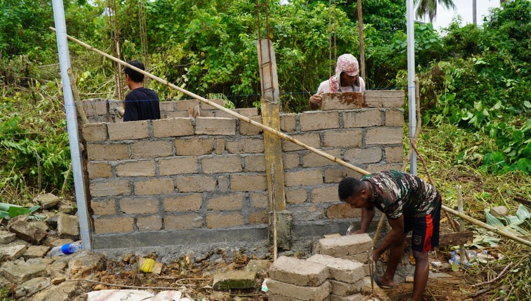 Pemasangan Batako Dinding MCK Masjid Polewali Terus Digenjot Satgas TMMD
