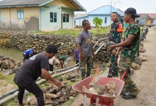 Satgas TMMD Ke-129 Kodim 1311/Morowali dan Warga Kompak Kumpulkan Batu untuk Rabat Jalan