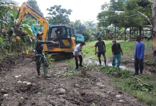 Bangun Kemandirian Desa, Babinsa Praka Sudirman Ajak Warga Liang Bunyu Gotong Royong Gelorakan Fisik TMMD ke-129