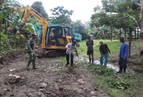 Menjaga Warisan Gotong Royong: Praka Sudirman Rangkul Warga Liang Bunyu Sukseskan Sasaran Fisik TMMD ke-129