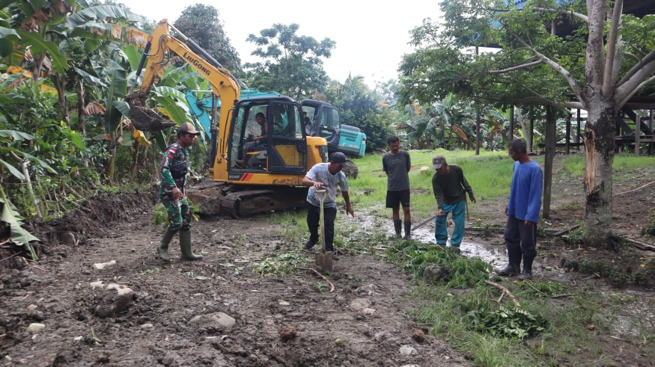 Menjaga Warisan Gotong Royong: Praka Sudirman Rangkul Warga Liang Bunyu Sukseskan Sasaran Fisik TMMD ke-129