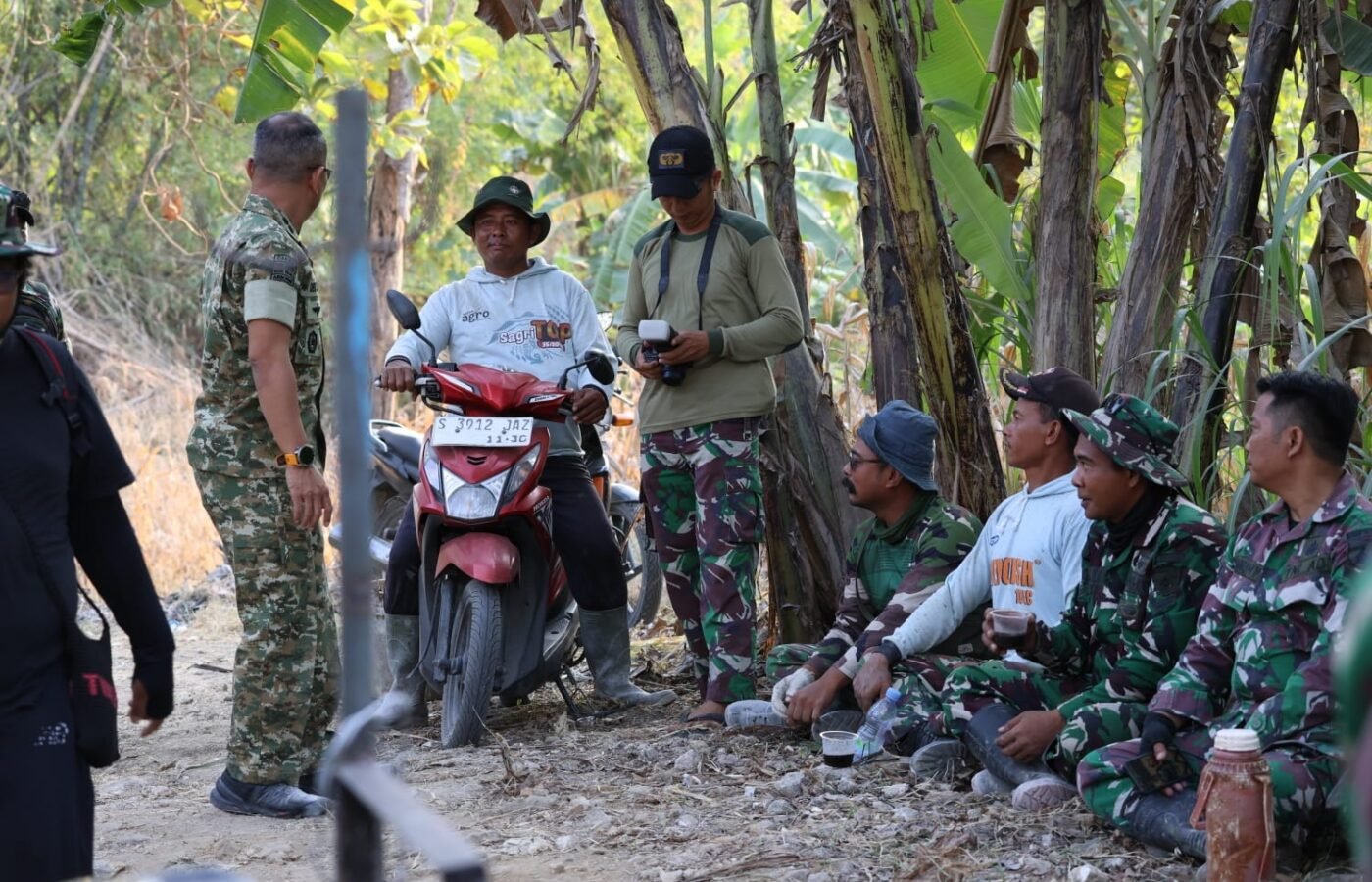 Bakar Semangat Prajurit di Lapangan, Dansatgas TMMD 129 Tinjau Langsung Pengecoran Jalan Rabat Beton Desa Tlemang