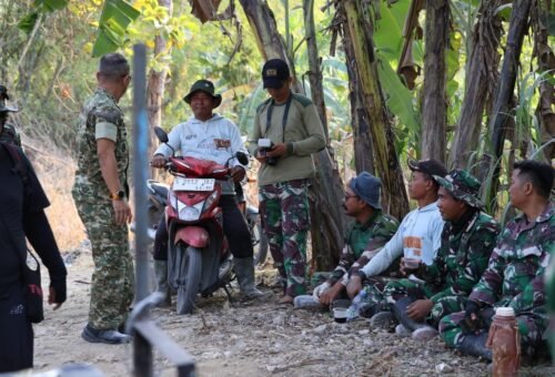 Bakar Semangat Prajurit di Lapangan, Dansatgas TMMD 129 Tinjau Langsung Pengecoran Jalan Rabat Beton Desa Tlemang