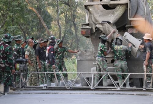 Turun Langsung ke Tengah Lapangan, Dansatgas TMMD 129 Cek Pembangunan Rutilahu Hingga Kawal Pengecoran Jalan Rabat Beton