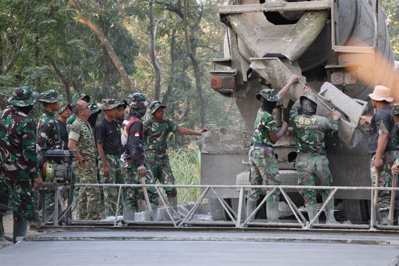 Turun Langsung ke Tengah Lapangan, Dansatgas TMMD 129 Cek Pembangunan Rutilahu Hingga Kawal Pengecoran Jalan Rabat Beton