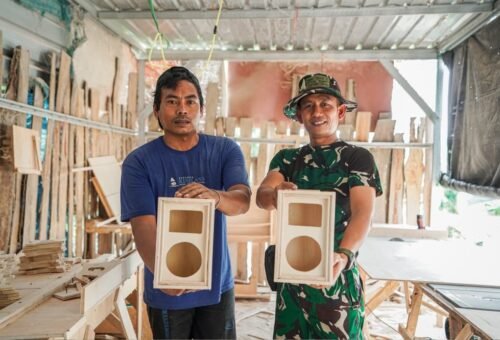 Dukung UMKM Desa, Satgas TMMD 129 Sambangi Usaha Kreatif Miniatur Box Audio milik Mas Aris di Desa Tlemang