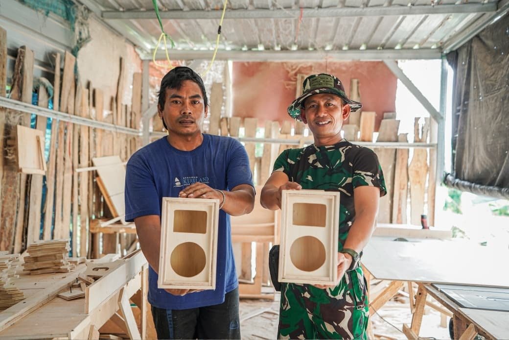 Dukung UMKM Desa, Satgas TMMD 129 Sambangi Usaha Kreatif Miniatur Box Audio milik Mas Aris di Desa Tlemang