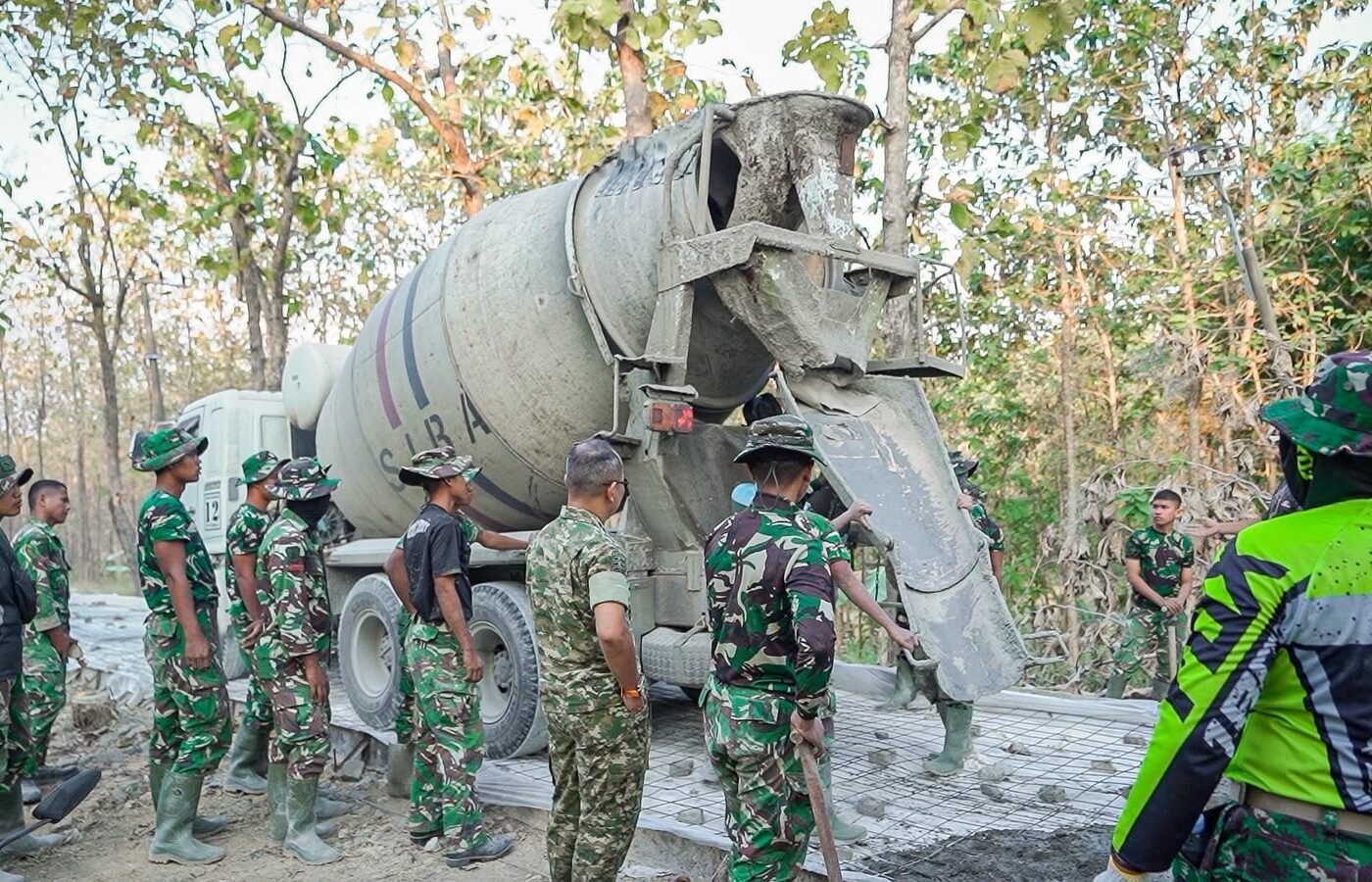 Perlahan Memberikan Asa, Kegigihan Satgas TMMD 129 Ubah Jalan Berlumpur Desa Tlemang Jadi Rabat Beton Kokoh  ​