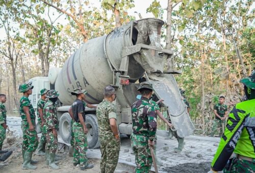 Perlahan Memberikan Asa, Kegigihan Satgas TMMD 129 Ubah Jalan Berlumpur Desa Tlemang Jadi Rabat Beton Kokoh  ​