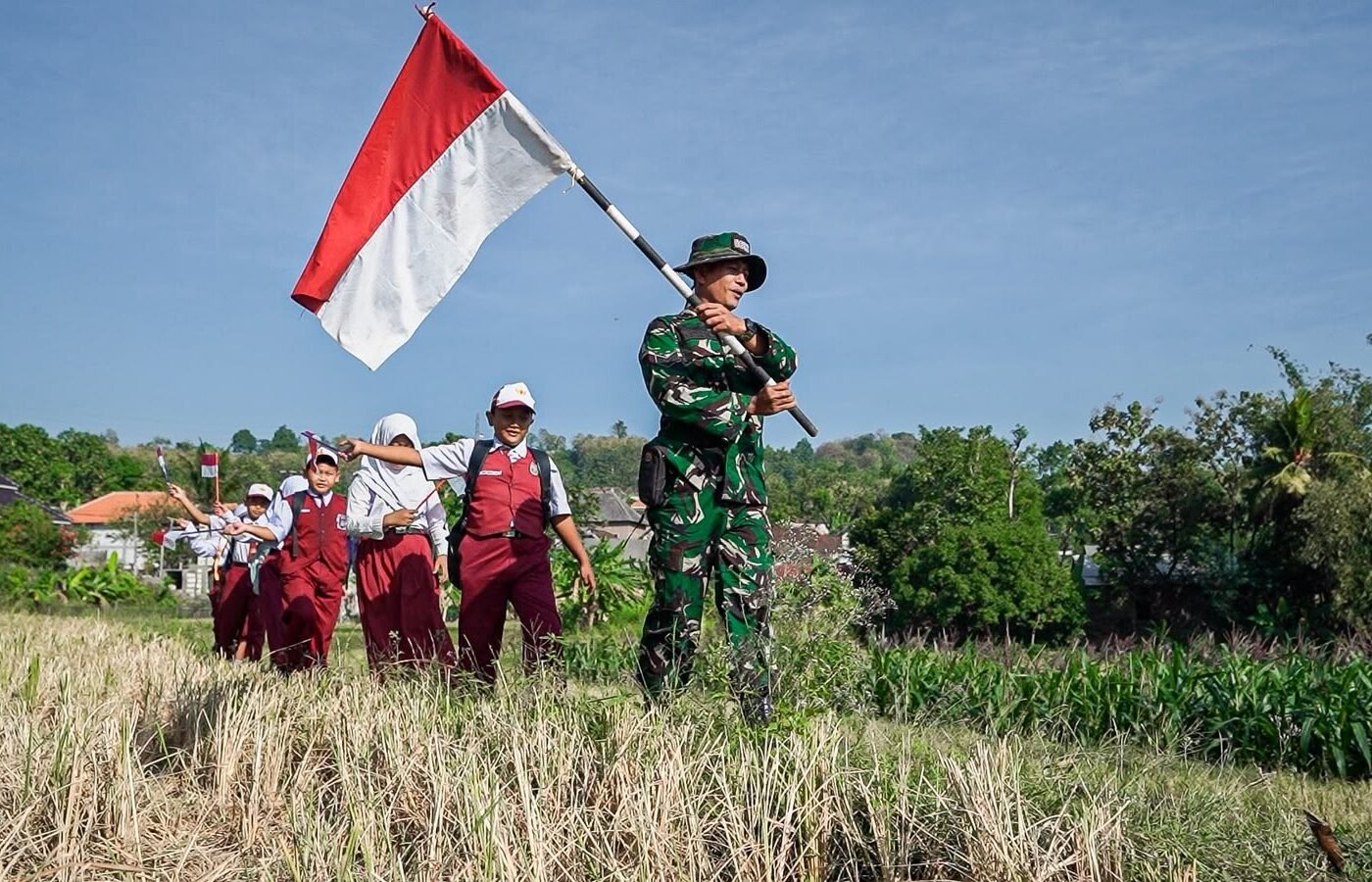 Keseruan Pulang Sekolah: Sertu Asto Ajak Siswa SD Tlemang Menyusuri Pematang Sawah dan Tanamkan Nasionalisme di Saung  ​