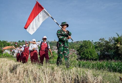 Keseruan Pulang Sekolah: Sertu Asto Ajak Siswa SD Tlemang Menyusuri Pematang Sawah dan Tanamkan Nasionalisme di Saung  ​