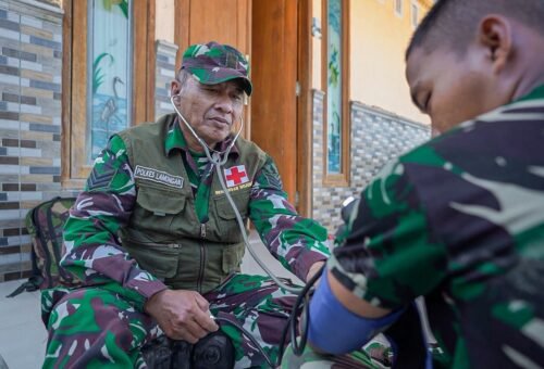 Raga Boleh Lelah, Pengabdian Tak Boleh Rehat: Tim Kesehatan Poskes Kodim 0812/Lamongan Pastikan Kebugaran Satgas TMMD ke 129