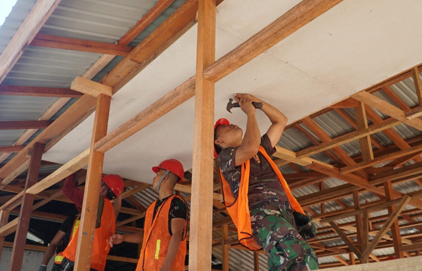 Pemasangan Plafon RTLH Bapak Walianto oleh Satgas TMMD Ke-129