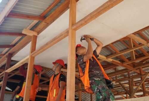Pemasangan Plafon RTLH Bapak Walianto oleh Satgas TMMD Ke-129