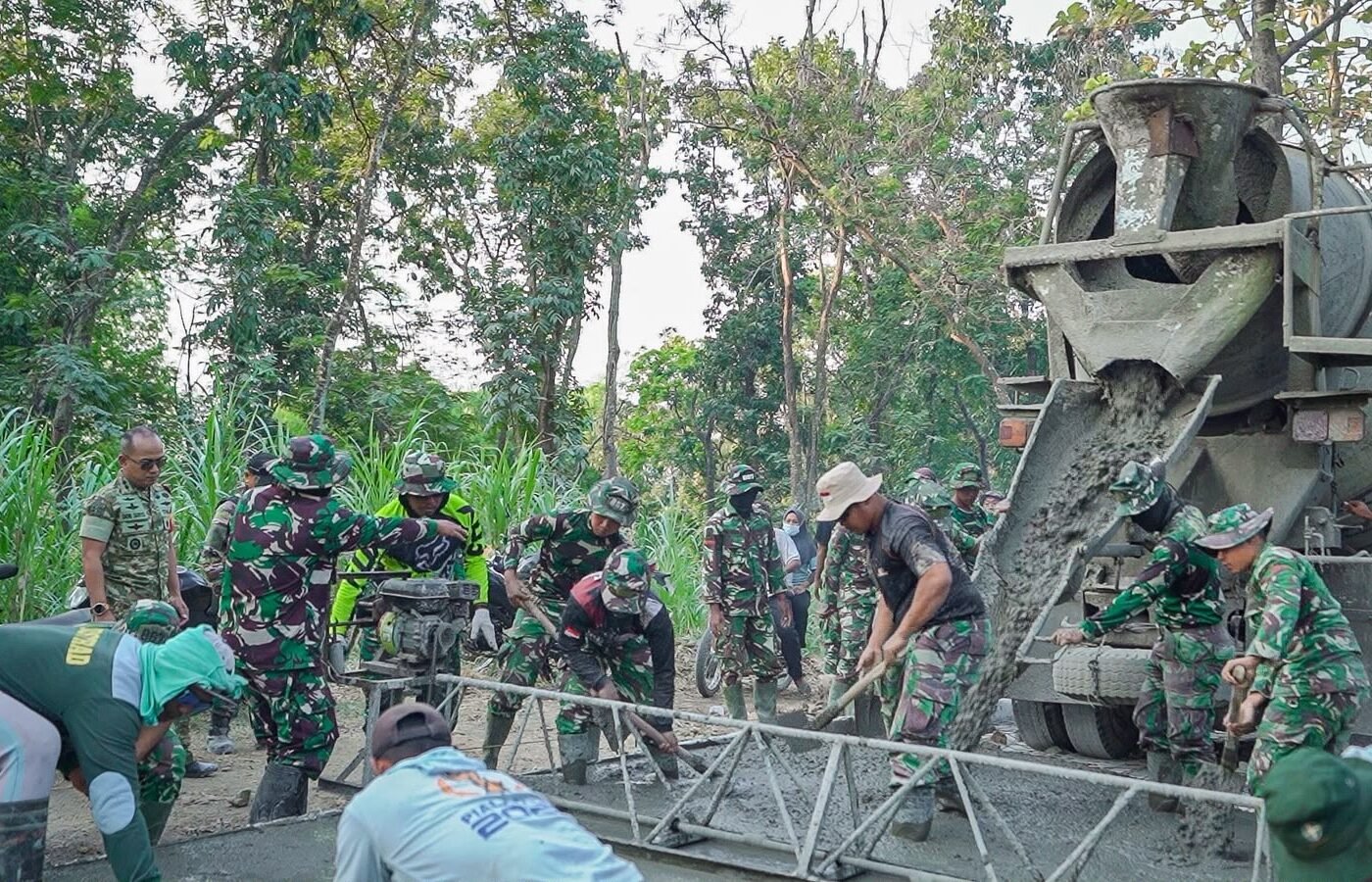 Menyatu dengan Warga, Dansatgas TMMD ke-120 Kodim 0812/Lamongan Pastikan Pengerjaan Tanpa Kendala dan Prajurit Terawat