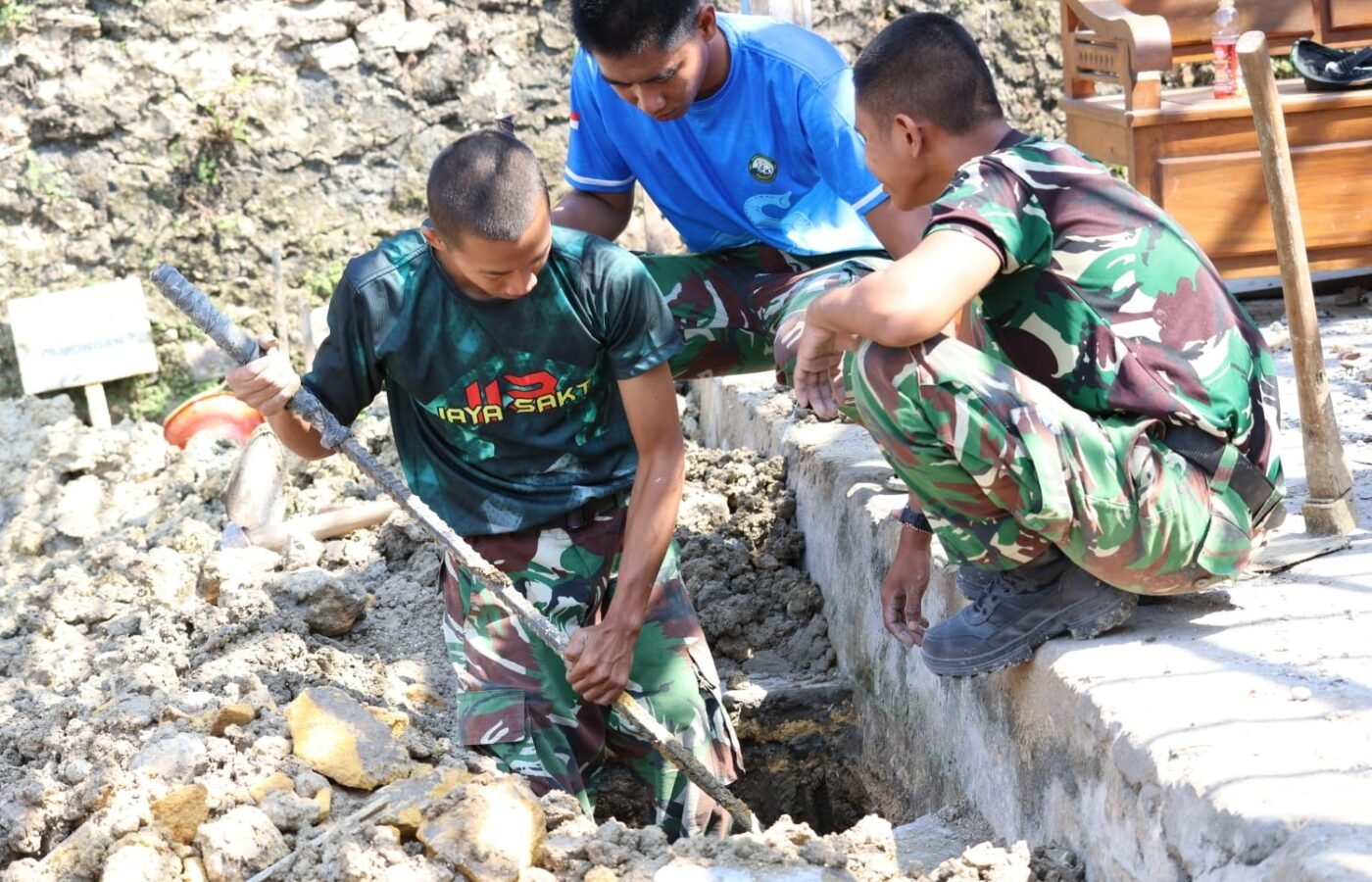 Semangat Tanpa Batas, Prada Andi Satgas TMMD ke-129 Kodim 0812/Lamongan Gali Pondasi Cakar Ayam Demi Rumah Layak Warga