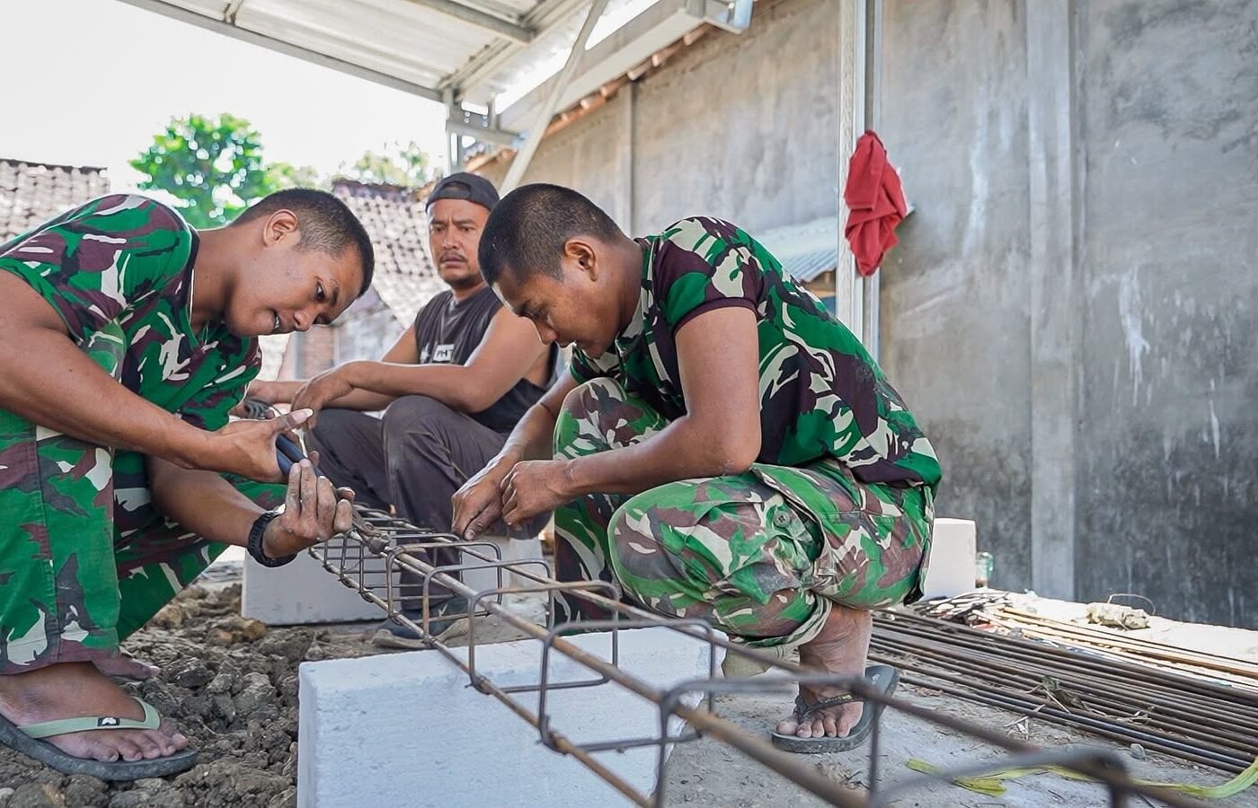 Cekatannya Satgas TMMD 129 Kodim 0812/Lamongan piawai Merakit besi tulangan tiang Rumah Ibu Nadia