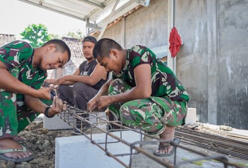 Cekatannya Satgas TMMD 129 Kodim 0812/Lamongan piawai Merakit besi tulangan tiang Rumah Ibu Nadia