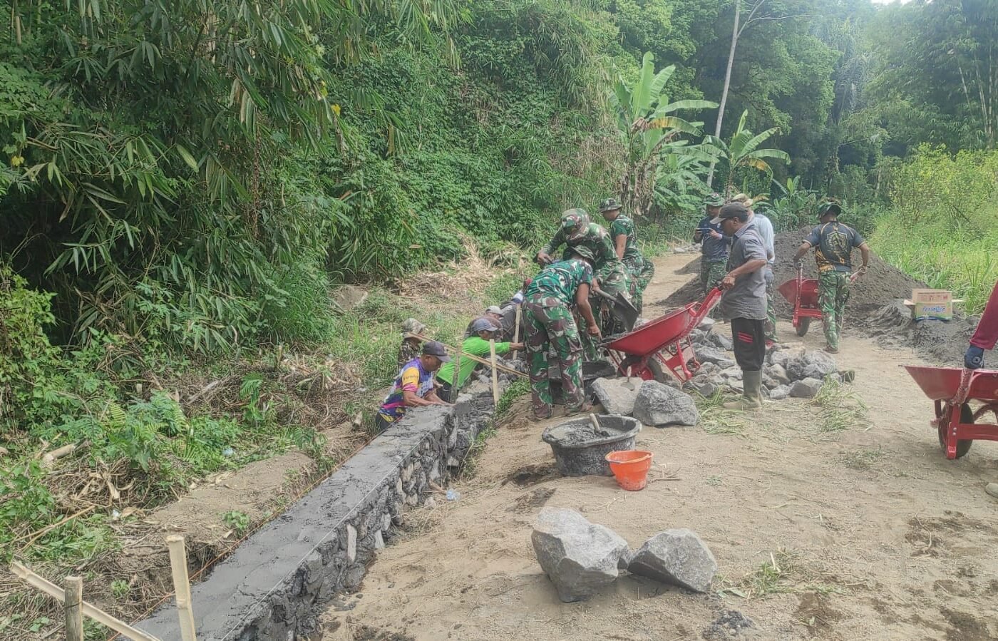Gotong Royong Satgas TMMD dan Warga Percepat Pembangunan DPT di Empat Titik