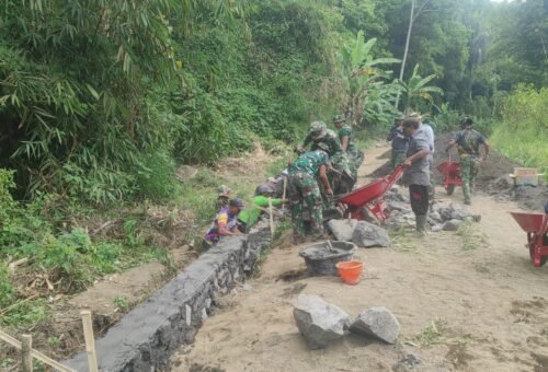 Gotong Royong Satgas TMMD dan Warga Percepat Pembangunan DPT di Empat Titik