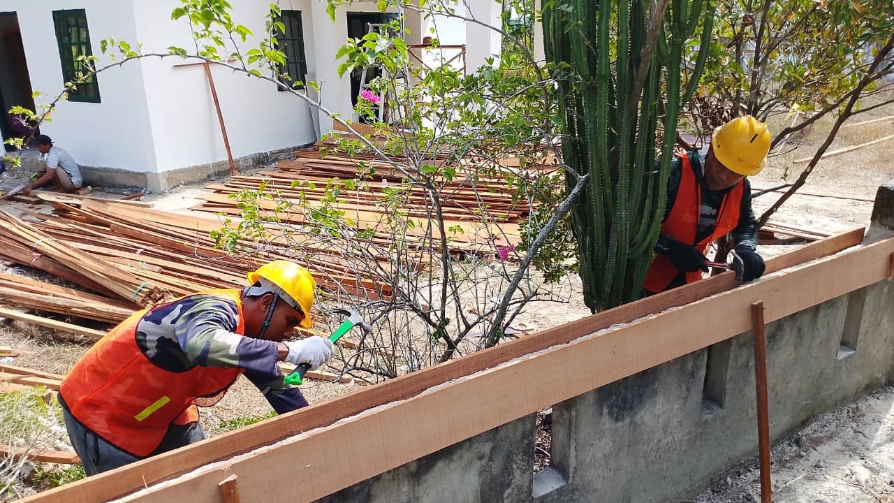 Satgas TMMD Reguler Ke-129 Kodim 1011/KLK Percepat Pembangunan Musholla Darul Iman Lewat Pemasangan Bekisting