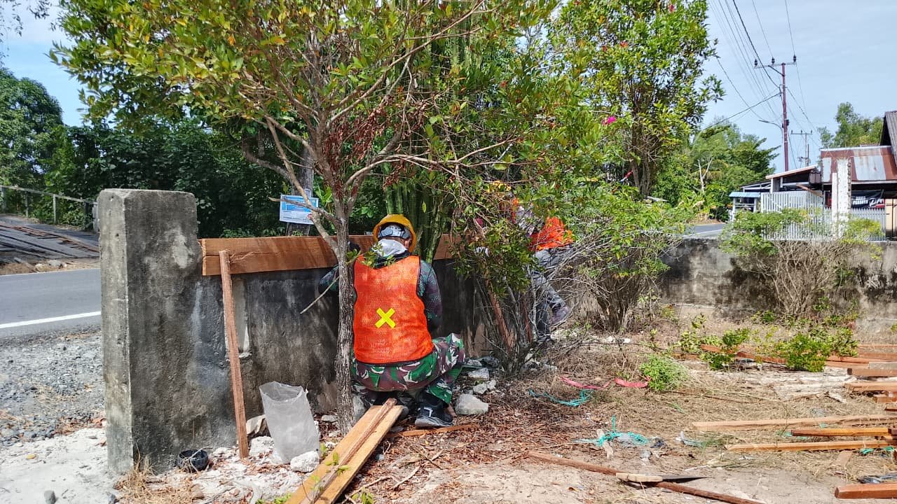 Pemasangan Bekisting Jadi Tahapan Penting Pembangunan Musholla Darul Iman TMMD Ke-129