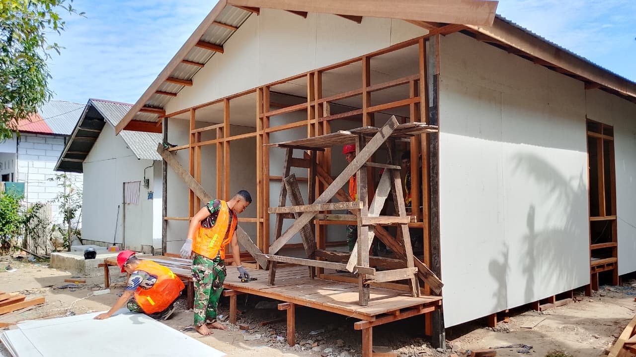 Satgas TMMD Reguler Ke-129 Percepat Rehabilitasi RTLH Walianto Melalui Pemasangan Dinding Kalsibut