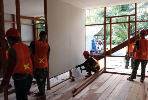 Gotong Royong Satgas TMMD dan Warga Warnai Pemasangan Dinding Kalsibut RTLH Walianto