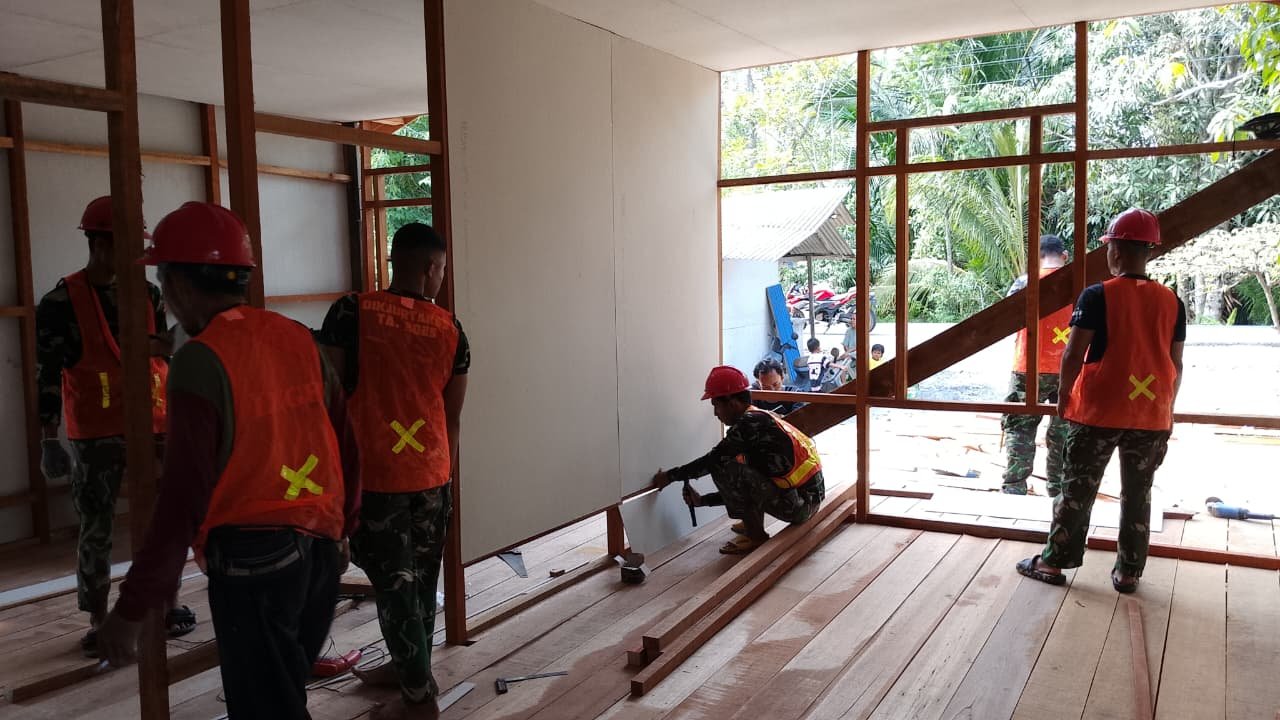 Gotong Royong Satgas TMMD dan Warga Warnai Pemasangan Dinding Kalsibut RTLH Walianto