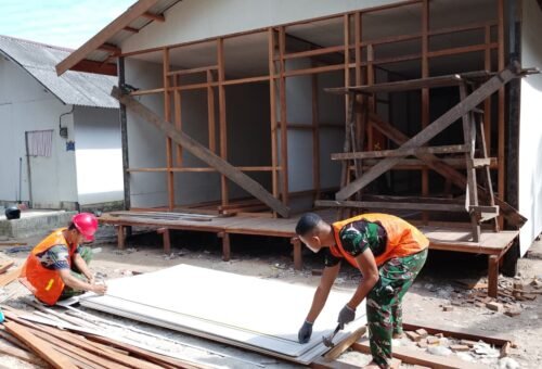 Pemasangan Dinding Kalsibut Jadi Tahapan Penting Rehabilitasi RTLH Program TMMD Ke-129
