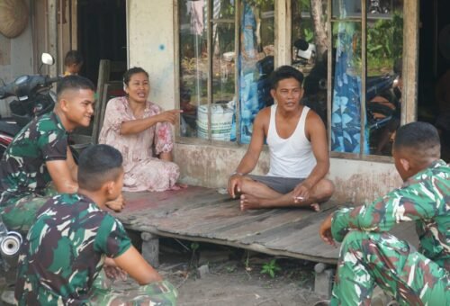Satgas TMMD Reguler Ke-129 Manfaatkan Waktu Istirahat untuk Menyapa dan Mendengar Aspirasi Warga