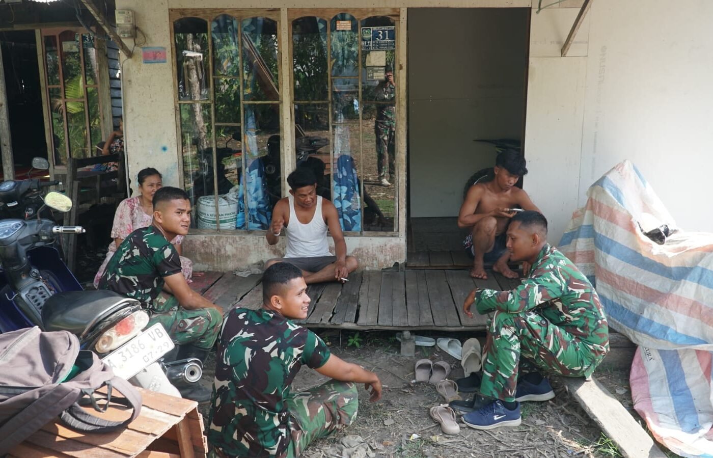 Suasana Hangat Warnai Silaturahmi Satgas TMMD Reguler Ke-129 Bersama Masyarakat Desa Bandaraya