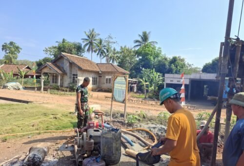 Gotong Royong Satgas TMMD dan Warga Percepat Penyelesaian Sumur Bor di Desa Baru Raharja
