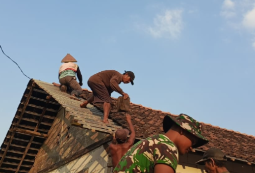 Senyum Haru Ibu Kemi Iringi Pemasangan Atap Rumah Baru Hasil Program TMMD Ke-129