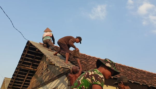 Senyum Haru Ibu Kemi Iringi Pemasangan Atap Rumah Baru Hasil Program TMMD Ke-129