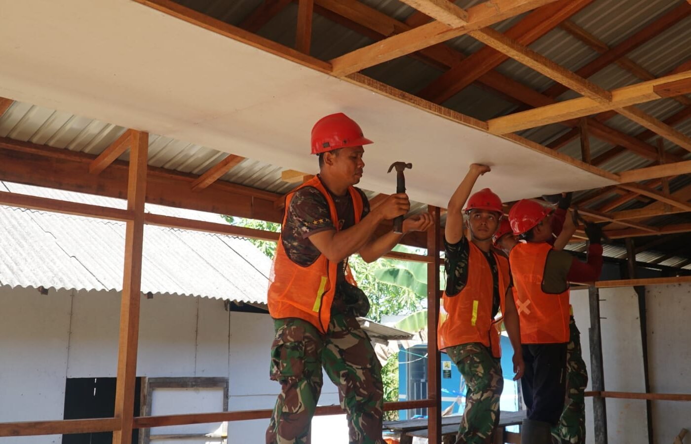 Pemasangan Plafon Tandai Renovasi RTLH Bapak Walianto Masuki Tahap Penyempurnaan