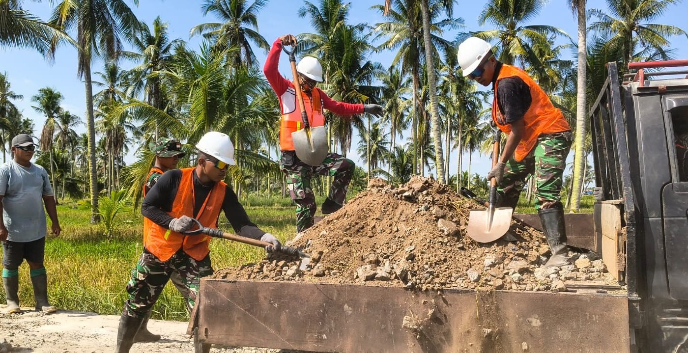 Satgas TMMD Reguler Ke-129 Percepat Pelebaran Becros Jalan Sepanjang 1,2 Kilometer di Desa Bandar Raya