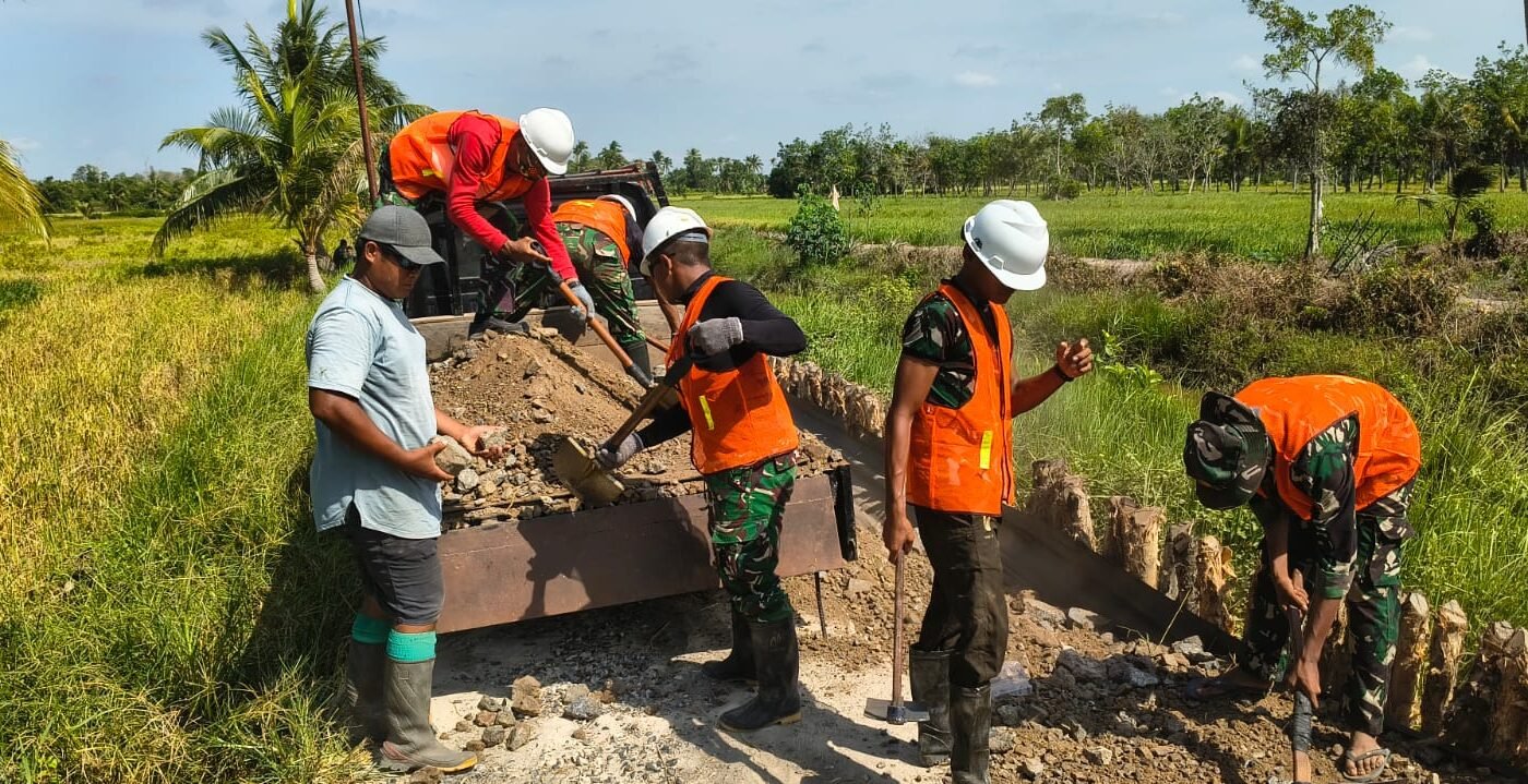 Gotong Royong Satgas TMMD dan Warga Percepat Pelebaran Becros Badan Jalan