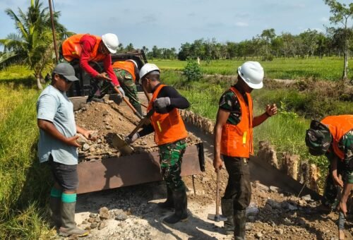 Gotong Royong Satgas TMMD dan Warga Percepat Pelebaran Becros Badan Jalan