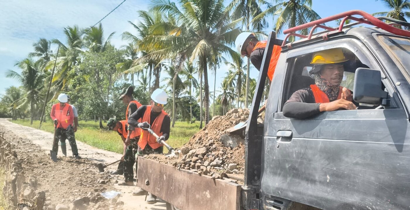 Pelebaran Becros Badan Jalan TMMD Dukung Kelancaran Mobilitas Warga Desa Bandar Raya