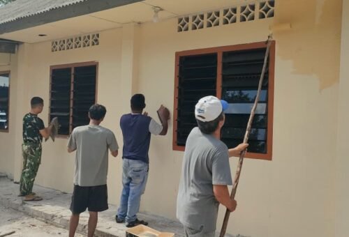 Satgas TMMD ke-129 Kodim 0413/Bangka Bersama Warga Gotong Royong Renovasi Gereja di Desa Deniang