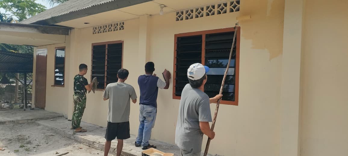 Satgas TMMD ke-129 Kodim 0413/Bangka Bersama Warga Gotong Royong Renovasi Gereja di Desa Deniang