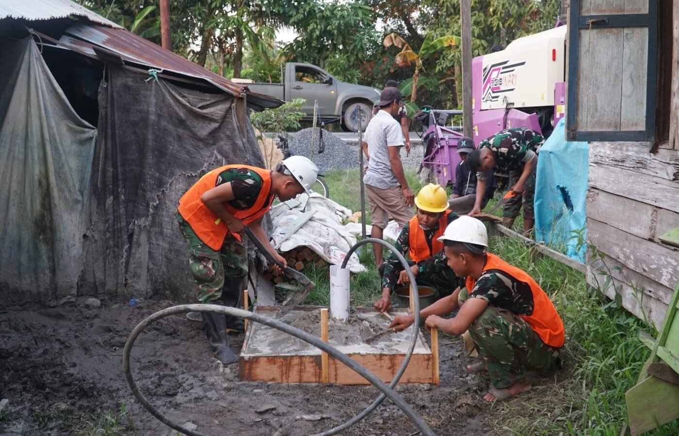 Satgas TMMD Reguler Ke-129 Lanjutkan Tahap Semenisasi Pembuatan Sumur Bor di Desa Bandar Raya