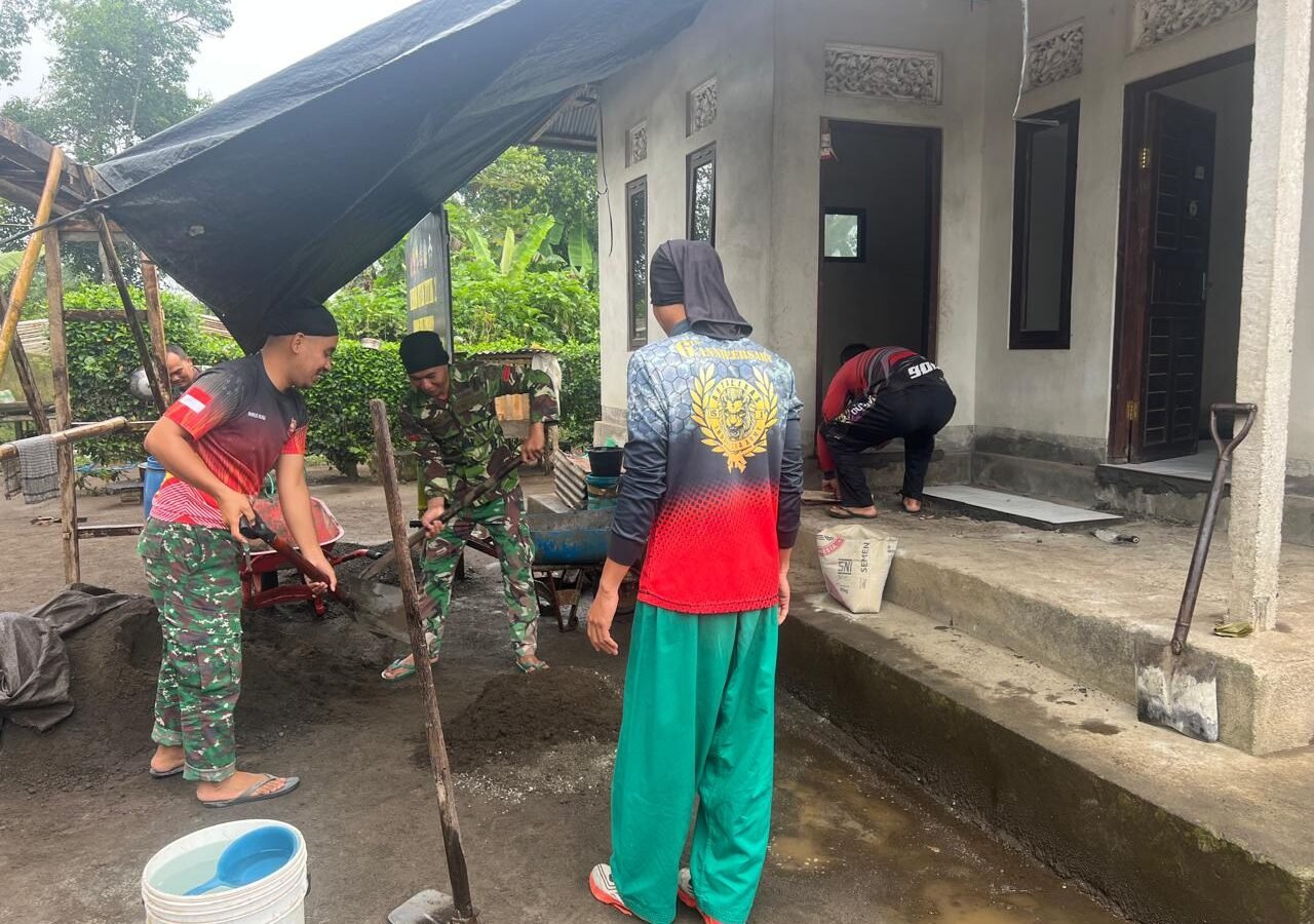 Senyum Sumringah Pak Adiasih, Rumahnya Kini Dipasangi Keramik oleh Satgas TMMD Ke-129 Kodim 1626/Bangli