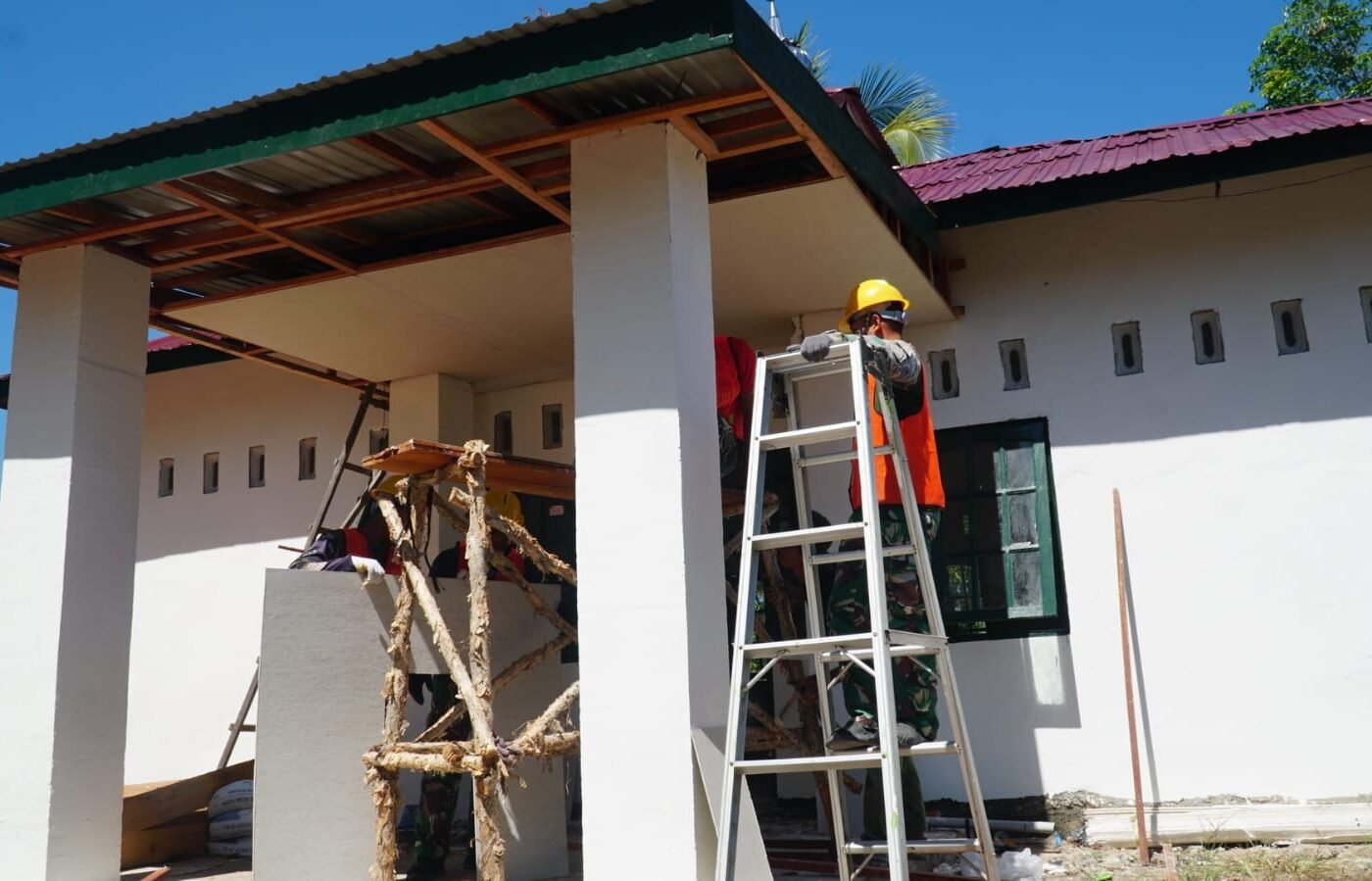 Satgas TMMD Ke-129 Kodim 1011/Klk Percantik Musholla Darul Iman dengan Pemasangan Plafon Teras