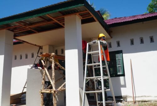 Satgas TMMD Ke-129 Kodim 1011/Klk Percantik Musholla Darul Iman dengan Pemasangan Plafon Teras