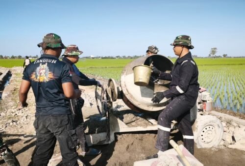 Optimalkan Pembangunan, Satgas TMMD Ke-129 Kodim 1404/Pinrang Gunakan Mesin Molen untuk Semen